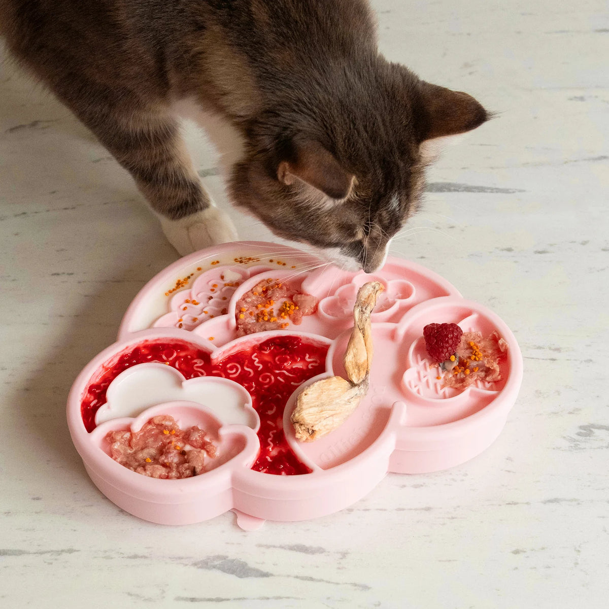 Cloud nine lick mat & lid | strawberry