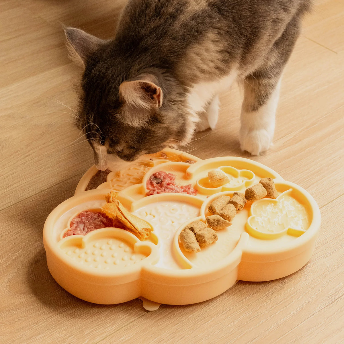 Cloud nine lick mat & lid | clementine